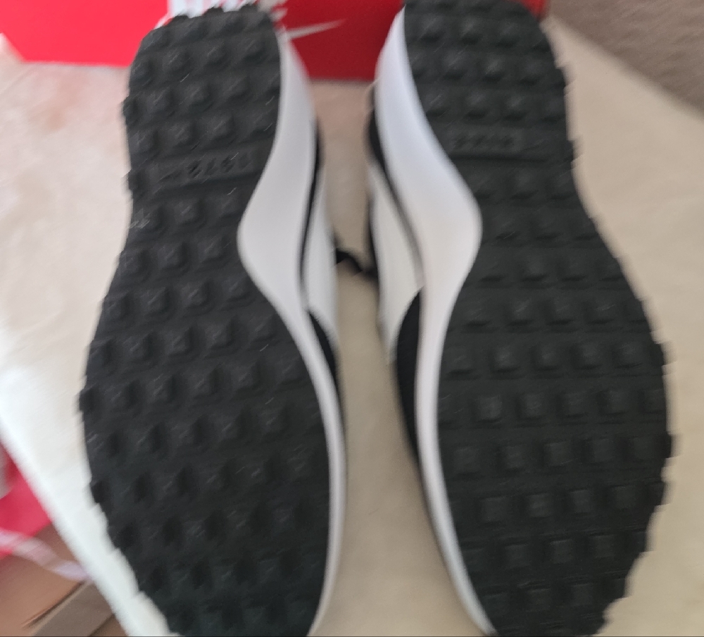 Nike Men's Black and White Sneakers - Picture 4 of 6